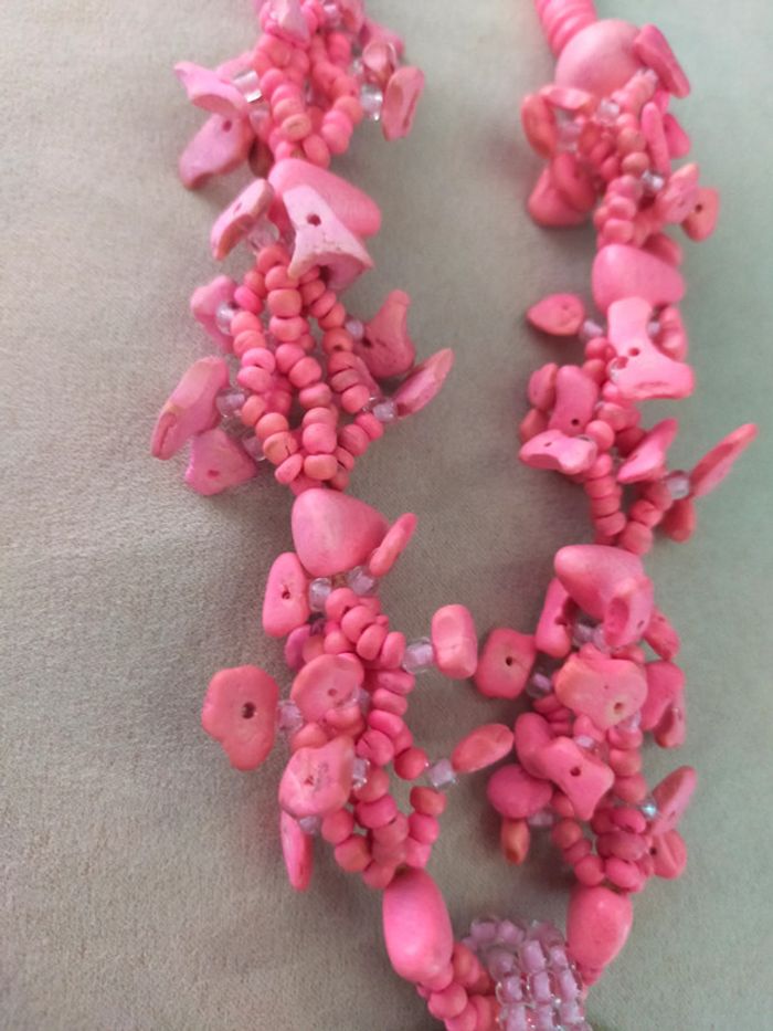 Collier ethnique rose vif en perles naturelles + grand pendentif floral nacré - photo numéro 5