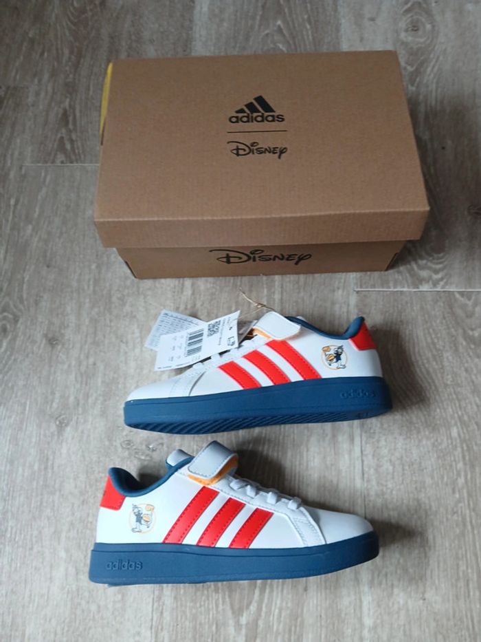 Baskets neuves adidas Mickey taille 30