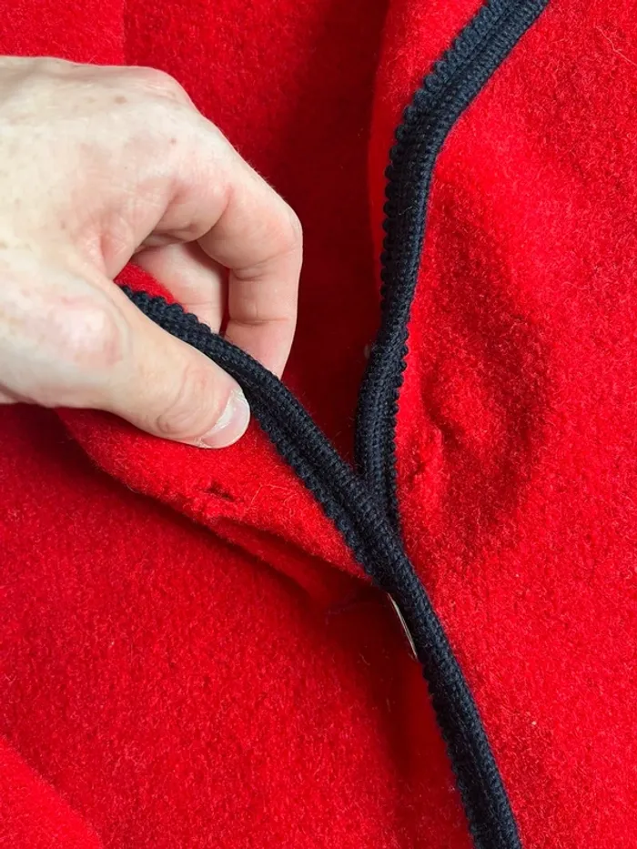 Veste autrichienne Giesswein rouge – Laine & détails contrastés – T.38 - photo numéro 2