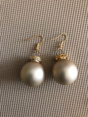 Boucles d’oreilles boules de Noël beige mat