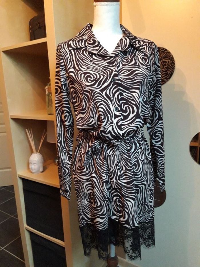 Robe noir écru motifs zèbre S/M neuve dentelle