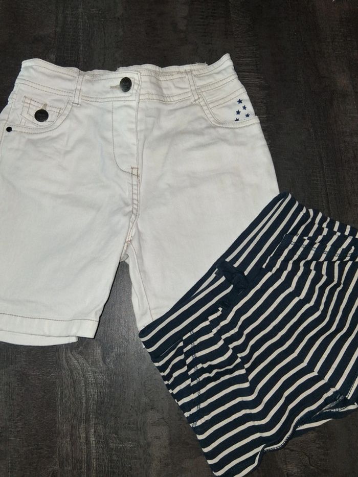 Short blanc Okaidi avec short bleu à rayures offert