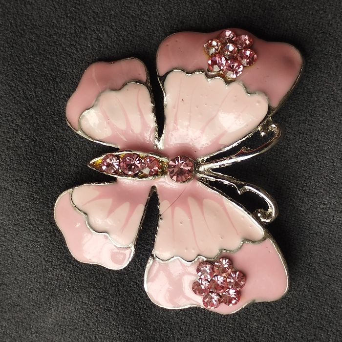 Broche papillon rose