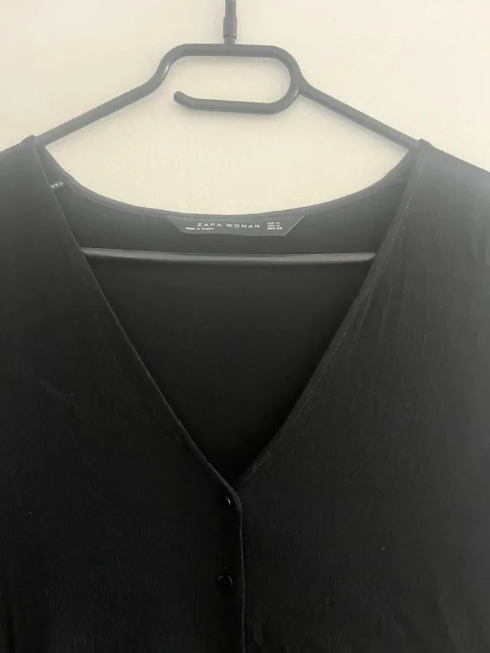 Robe Zara à volants - Neuve - taille M  🖤 - photo numéro 2