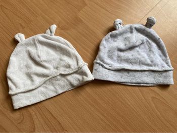 Lot de 2 bonnets en velours T. 1 mois/56 cm mixte TBE