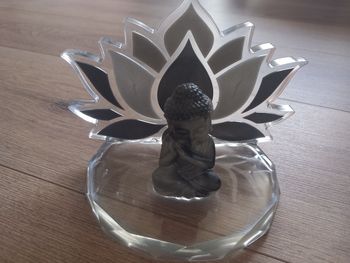 Statue bouddha avec fleur de lotus en résine 