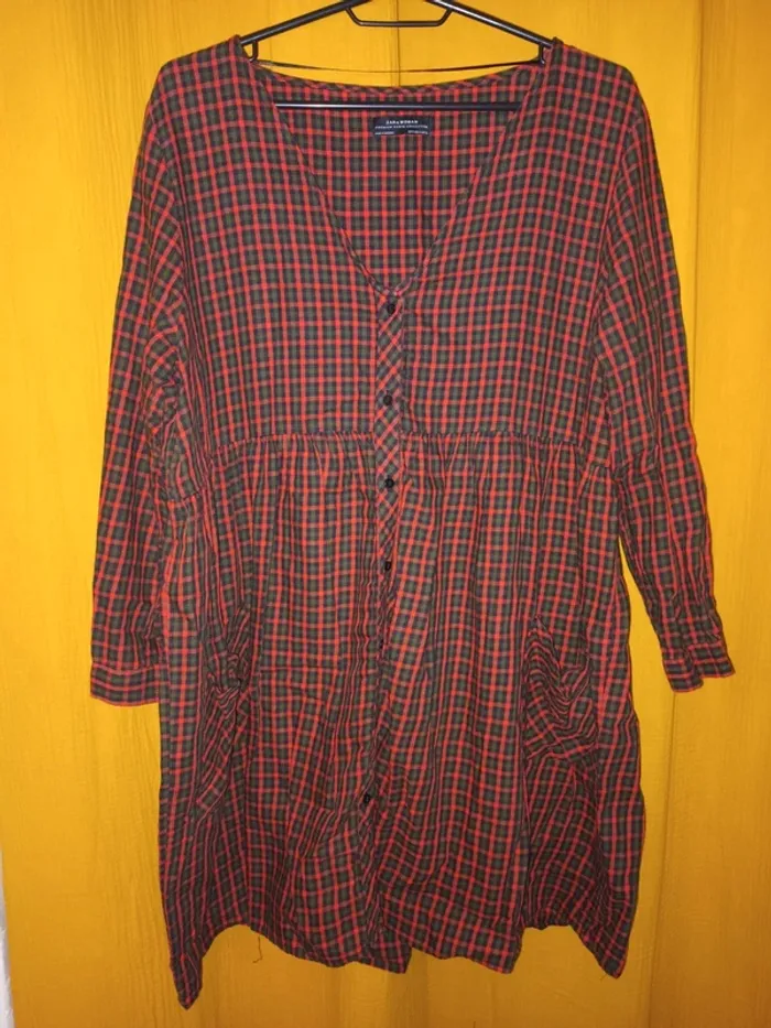 Robe à carreaux rouge et vert