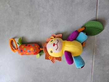 Jouet hochet en peluche