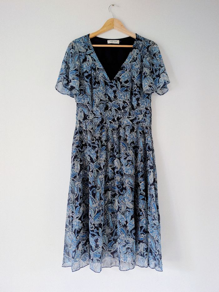 Robe longue voilage dentelle bleu motif paisley cachemire tendance Naf Naf Taille 38 M
Très bon état - photo numéro 9