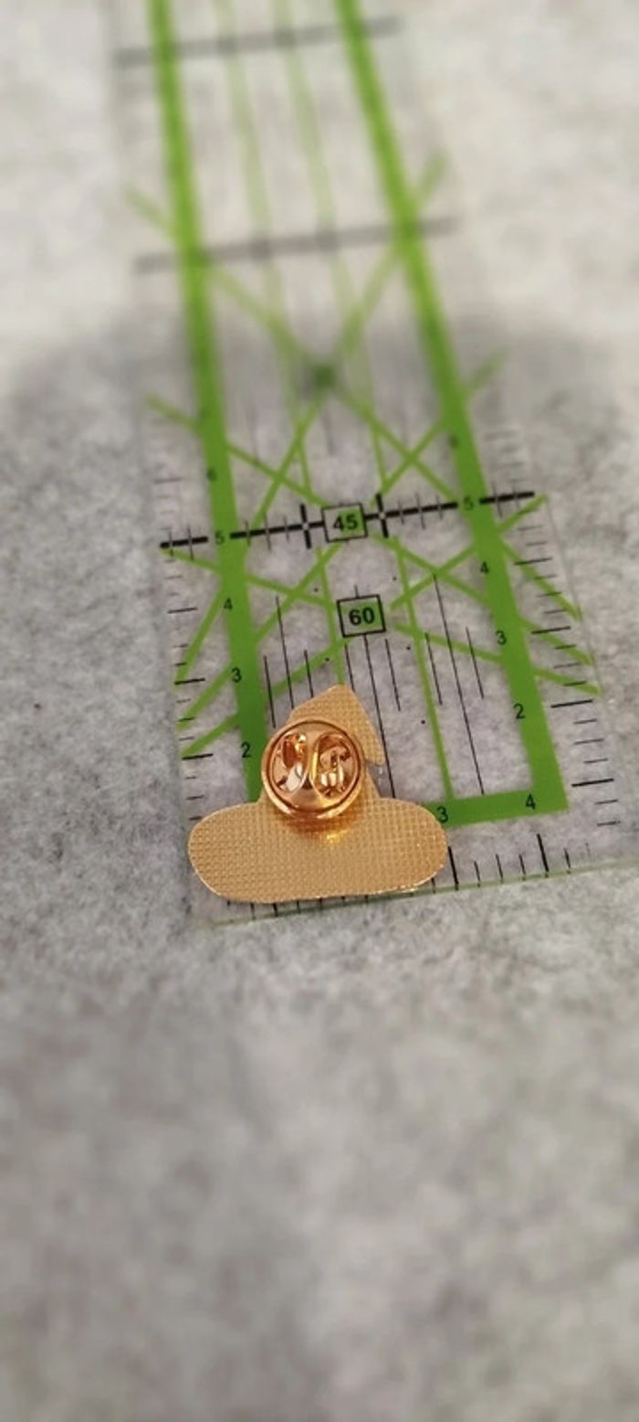 🍄 pin's chapeau de sorcière she is crafty - photo numéro 3