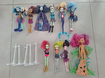 Lot 10 poupées monster high et supports