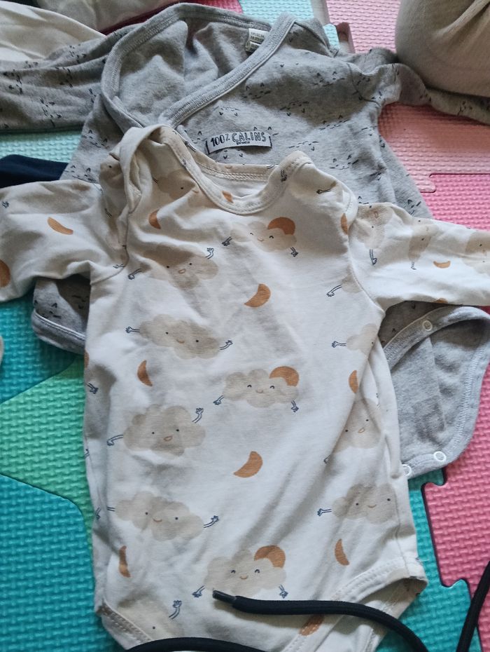 Lot bodies et pyjamas 3 mois - photo numéro 10
