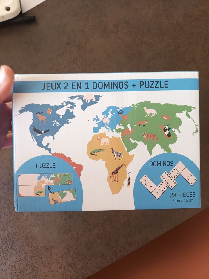 Jeu dominos et puzzle du monde planisphère  en bois animaux 28 pièces  neuf à  partir de 3 ans