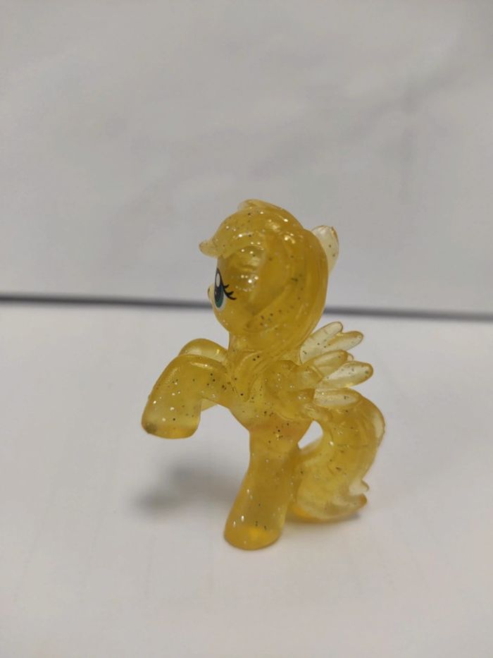 My Little Pony G4 blind bag wave 2 fluttershy #24 glittery #geektradeponeyg4 - photo numéro 2