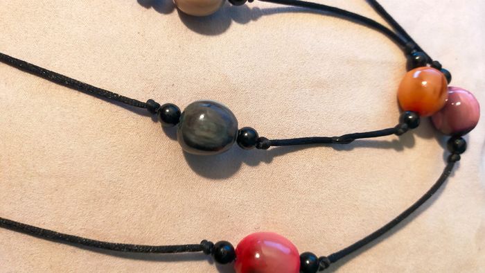 Collier long Terres d’Ailleurs – grosses perles vernies multicolores sur cordon noir - photo numéro 6