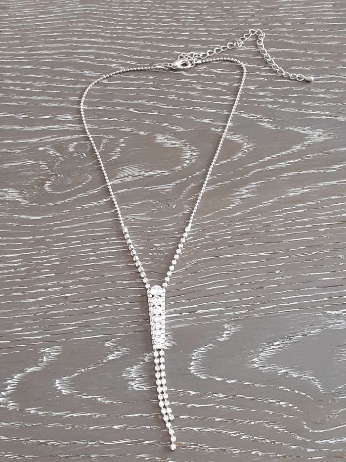 Collier argenté avec strass