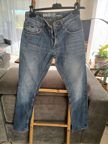 Jean droit. Taille W28 L32. Marque DND.