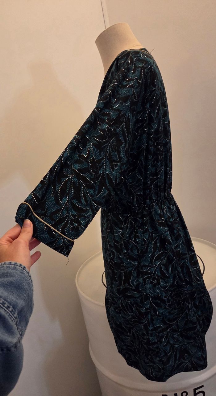 Robe Cache Cache fluide bleu canard & doré – style portefeuille – taille élastique – excellent état - photo numéro 4