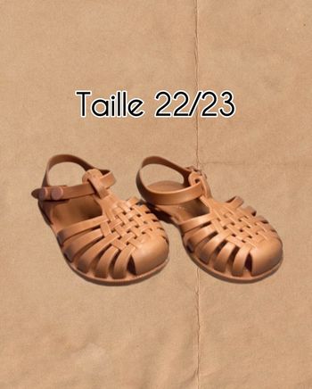 Sandale marron en plastique de plage taille 22/23