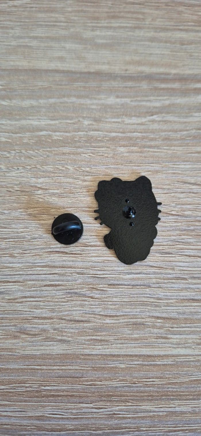 Broche ou pin's Hello kitty. - photo numéro 4
