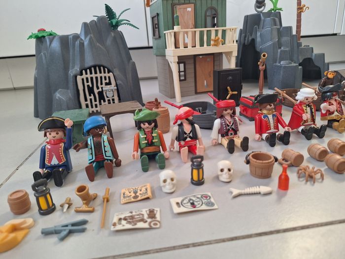 Lot playmobil pirates rt garde royale, maison, rocher, prison, personnages, barques, animaux et accessoires - photo numéro 4