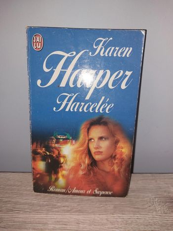Livre de poche harcelée