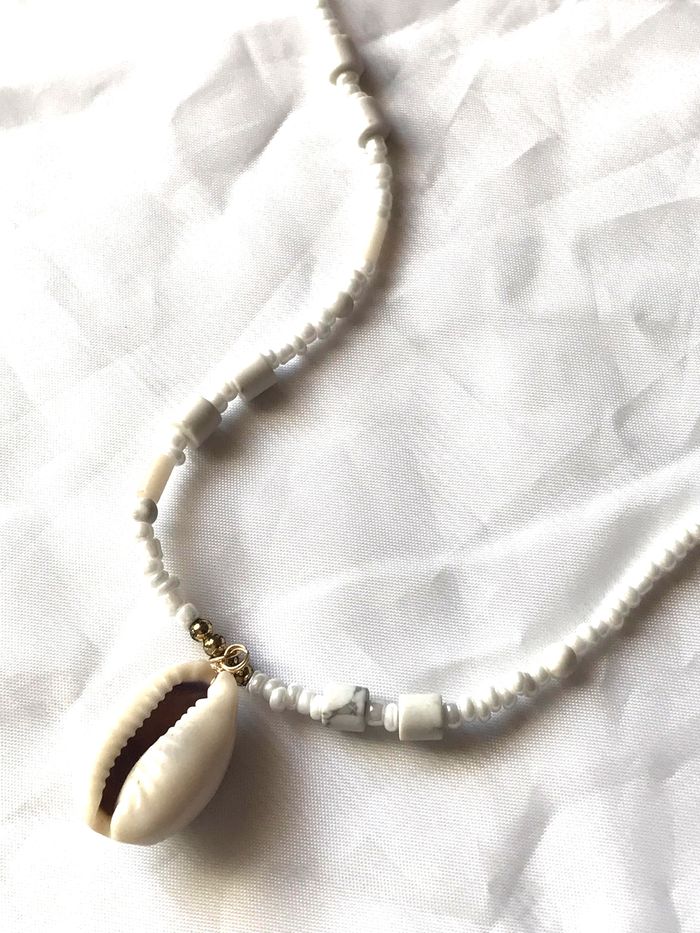 Collier Pendentif Coquillage Perles Blanches Chaîne Bijou Doré Cuivre Verre Fantaisie Hommes Femmes - photo numéro 3