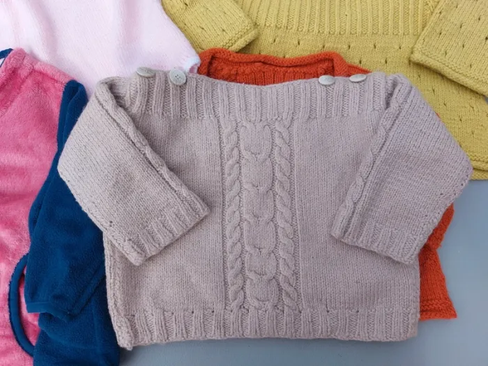 Lot hiver 4 pulls 3 gilets 1 robe - photo numéro 2
