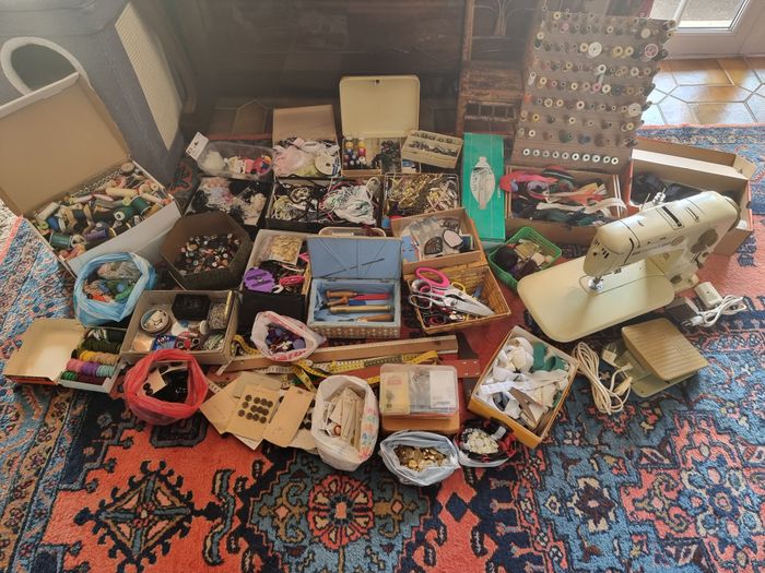 Lot de couture avec machine à coudre Bernina 730 Record (complète) + accessoires et composants de co