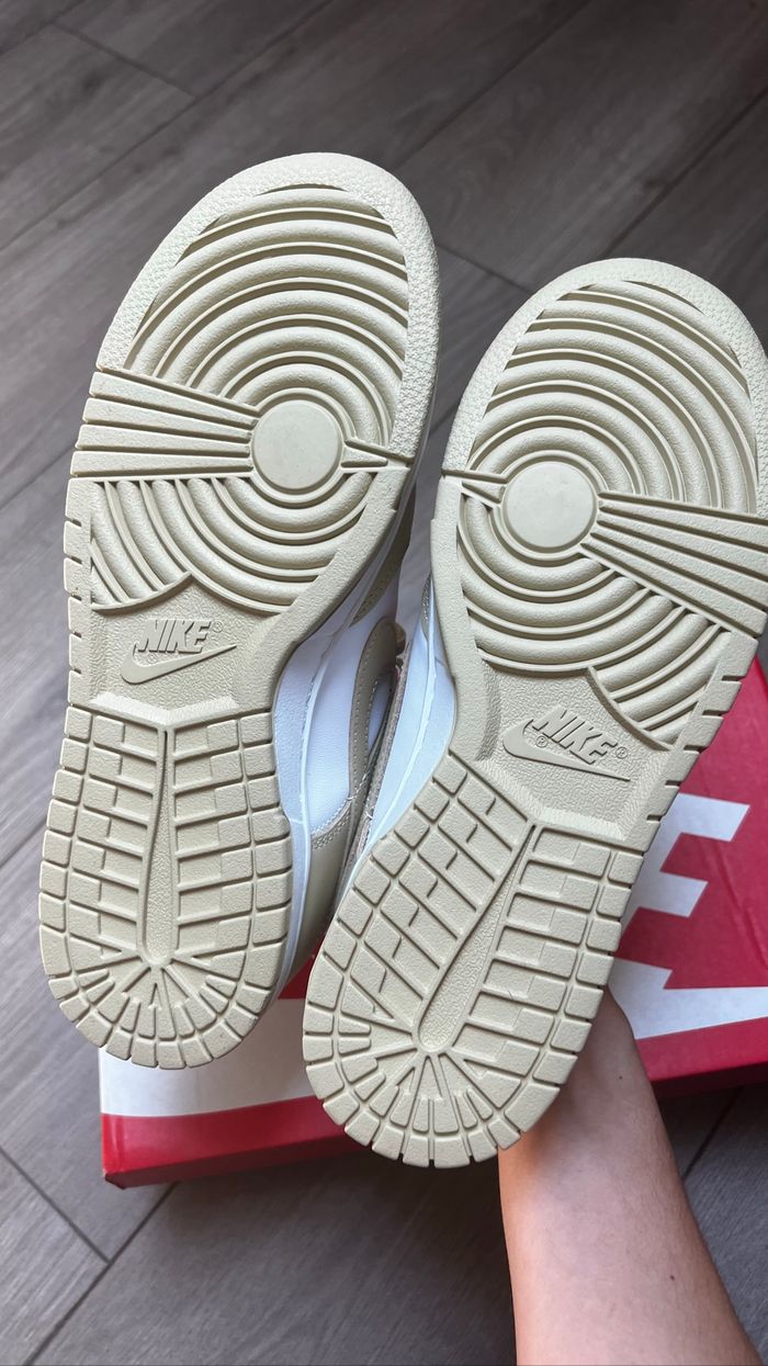 Baskets Nike dunk low gold - photo numéro 5