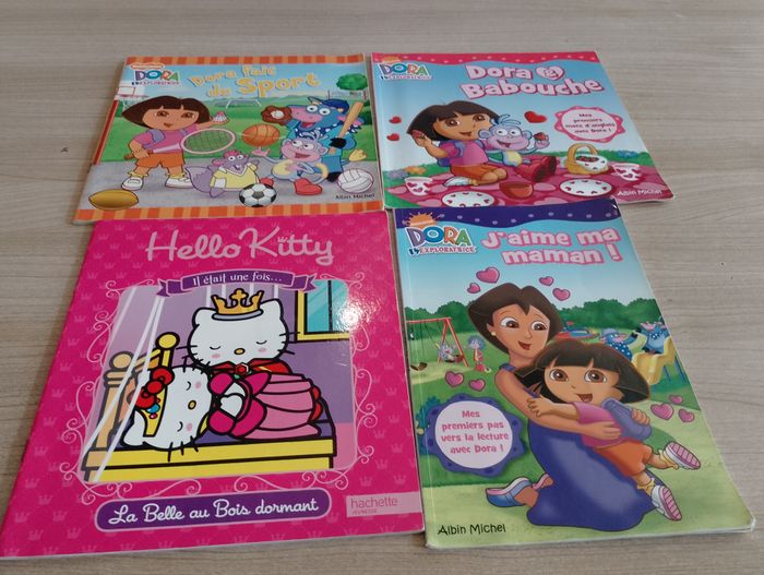 Lot de 4 livres, Dora et hello kitty - photo numéro 1