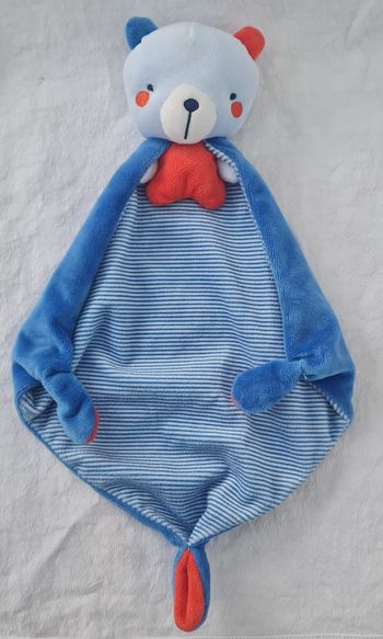 Doudou ours gris et rouge avec cape bleu rayé- Mots d'enfants