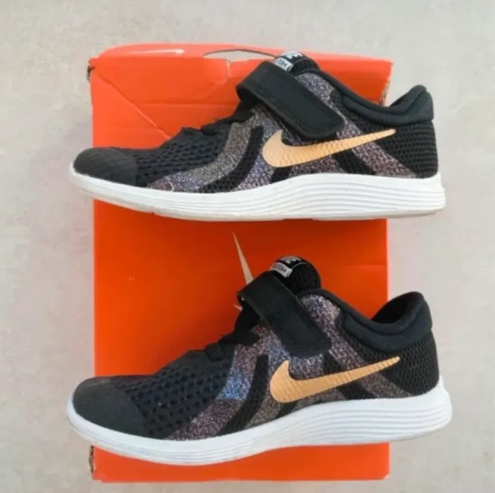 Basket Nike revolution 4 P 27 En parfait état portées une fois Noir, doré, paillettes violettes - photo numéro 2