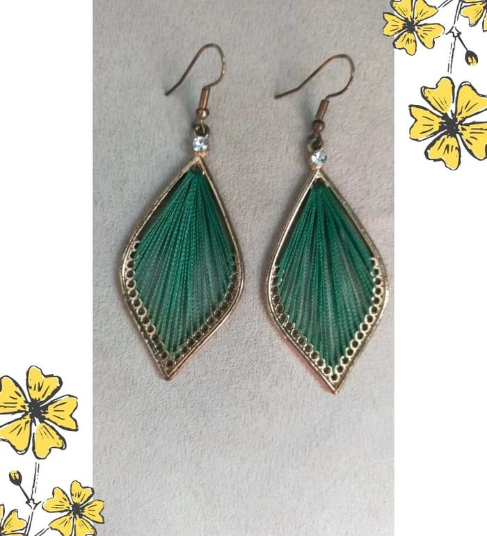 Boucles d’oreilles goutte ajourée vert émeraude et doré - photo numéro 3