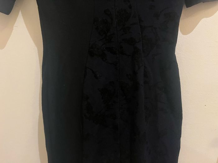 Robe longue noir avec des fleurs en velours manches courtes french connection taille S/36 - photo numéro 7