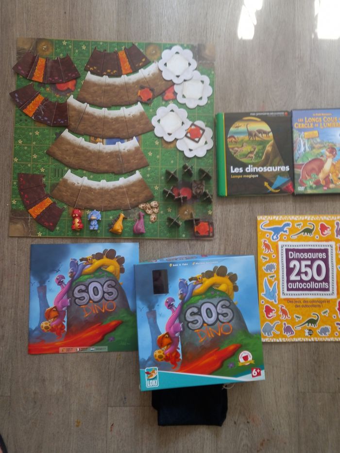 Lot dinosaures jeu de société SOS dino et livres dinosaures et stickers dinosaures
