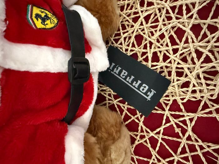 Ferrari rouge d'origine. Ours en peluche de Noël produit officiel avec étiquettes - photo numéro 2