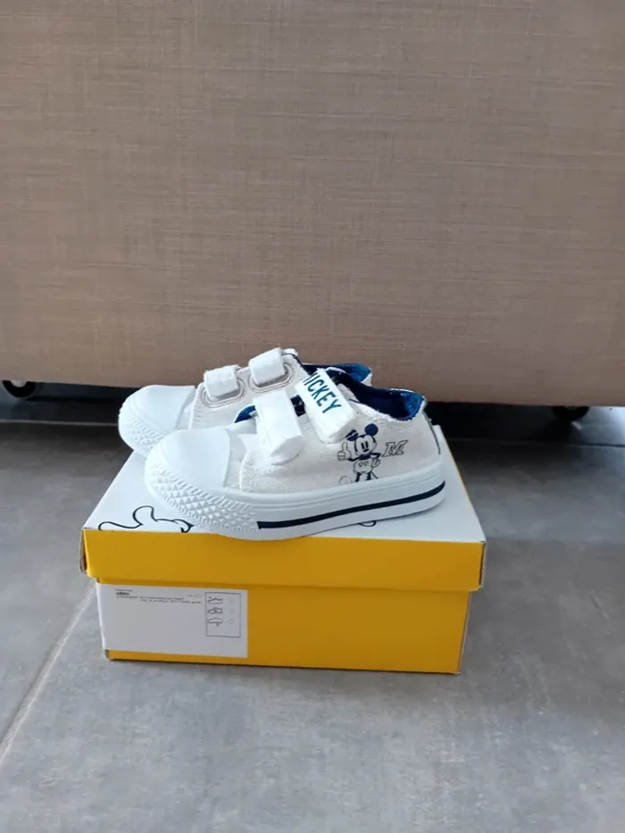 Baskets en toile Mickey - pointure 20 - photo numéro 2