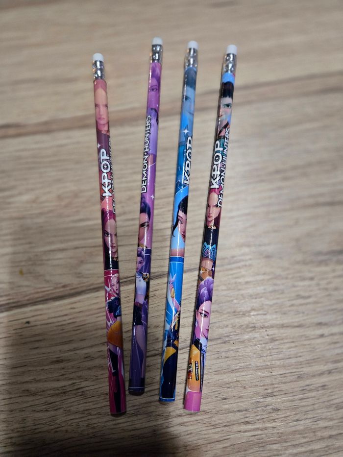 4 crayons bois / papier demon hunters kpop huntrix