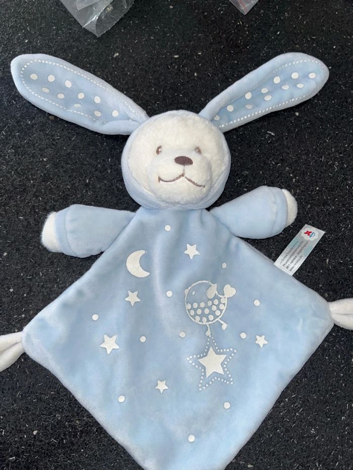 Doudou ours lapin blanc bleu peluche étoiles lune phosphorescent