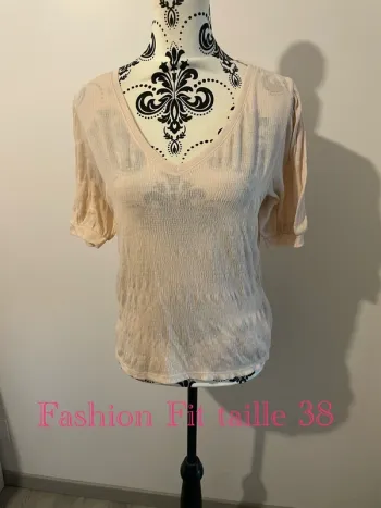 T-shirt à manches courtes col V rose clair effet gaufré Fashion Fit taille 38