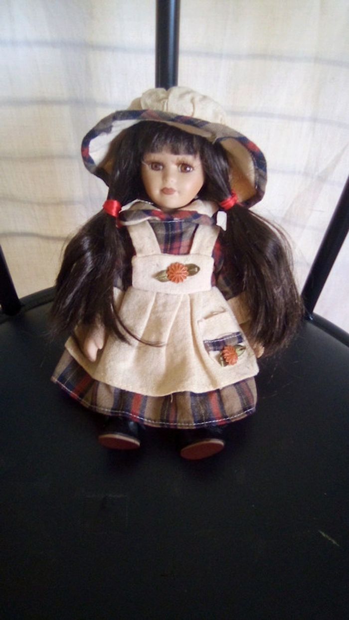 Poupée en porcelaine - photo numéro 2