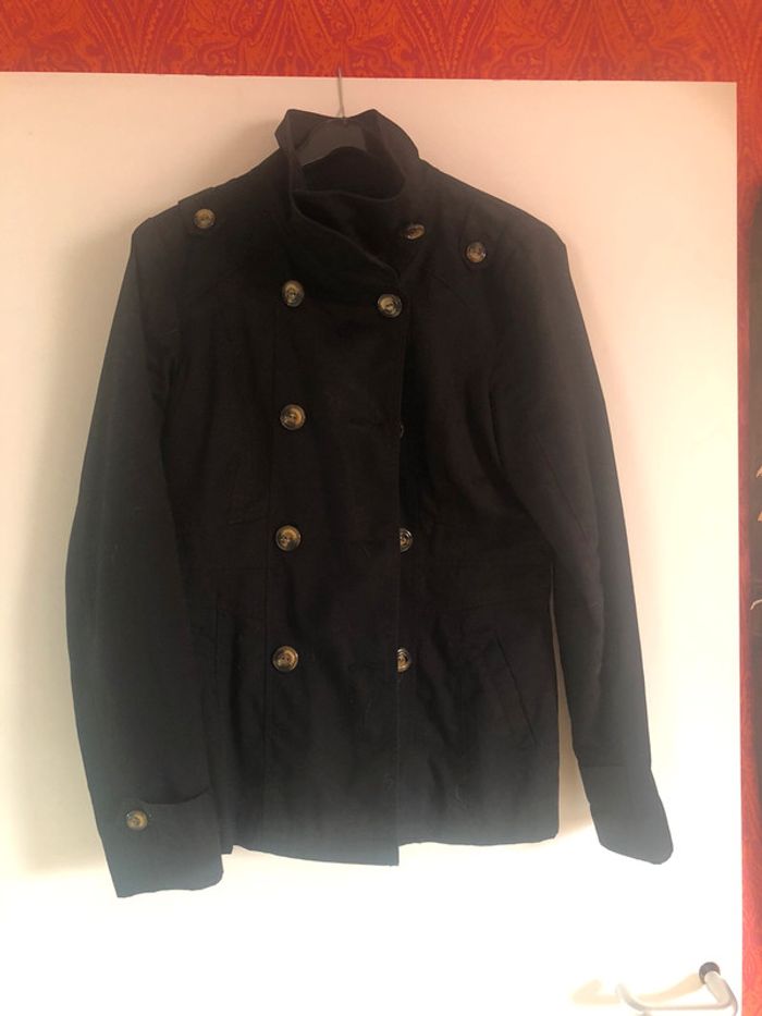 Trench-coat court