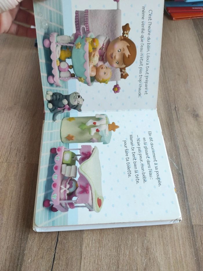 Livre : P'tite Fille : Lilou joue à la poupée - photo numéro 7