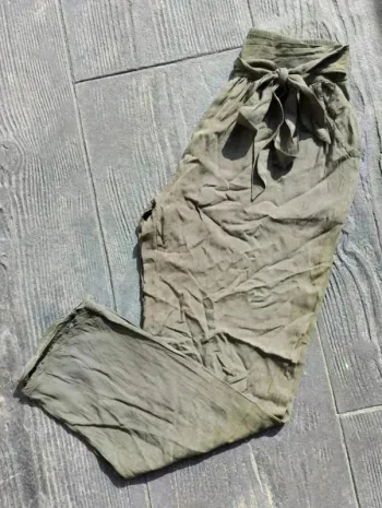 🌿 Pantalon Taille Haute Froncé Kaki – T38/M – Boutique Indépendante 🌿