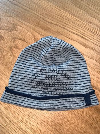 Bonnet bébé garçon Ikks Gris + bleu Marine  Visuel sérigraphie Motifs rayures