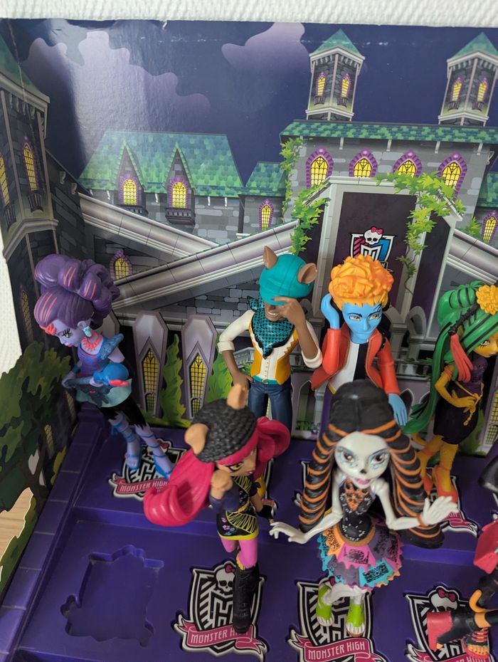 Lot de 16 figurines Monster high avec support et décor - photo numéro 3