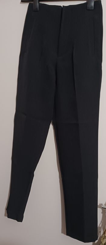 Pantalon noir, taille 34 / 36 ; excellent état voire comme neuf