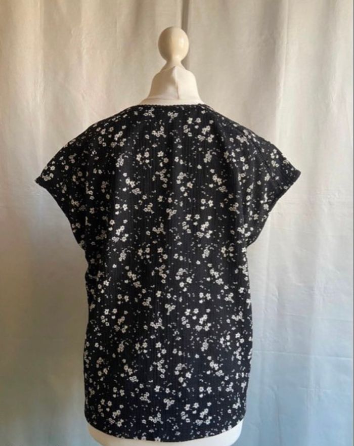 Blouse noire à motifs petites fleurs blanches encolure V Camaïeu taille 38 / M - photo numéro 5