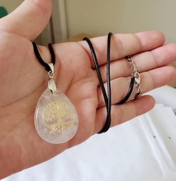 Collier pierre Cristal de Roche
et cordon cuir